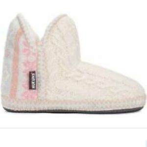 Muk luks women’s knit boots size M (7-8) NWT